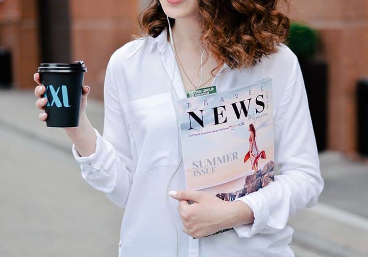 page recrutement femme tenant un café pour illustrer nouveau membre de l'équipe