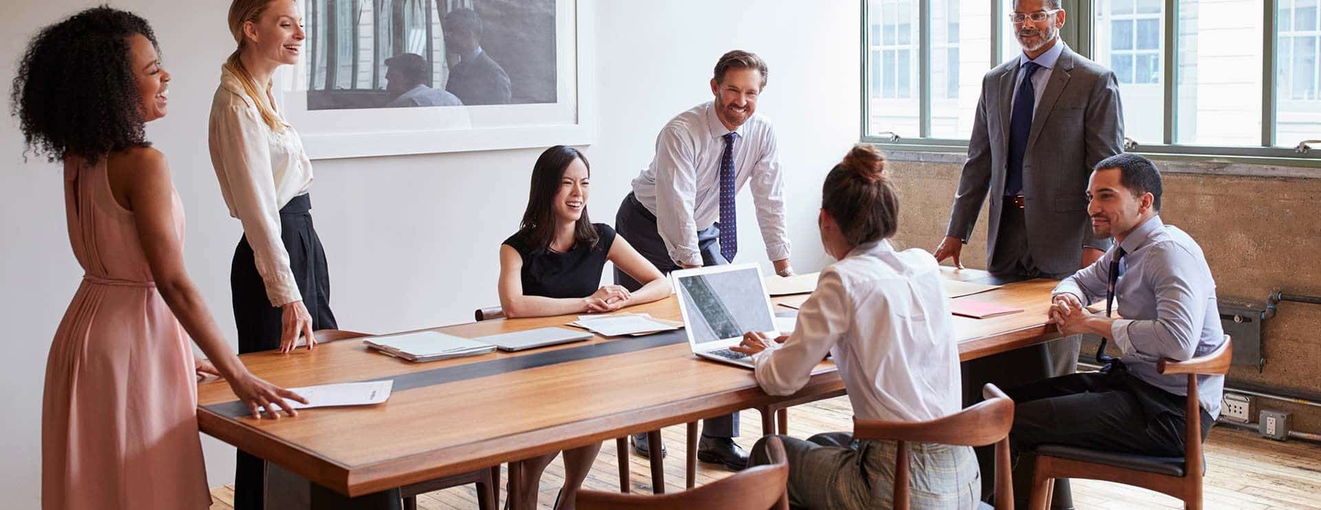 page recrutement table de réunion heureux pour dégager une bonne ambiance